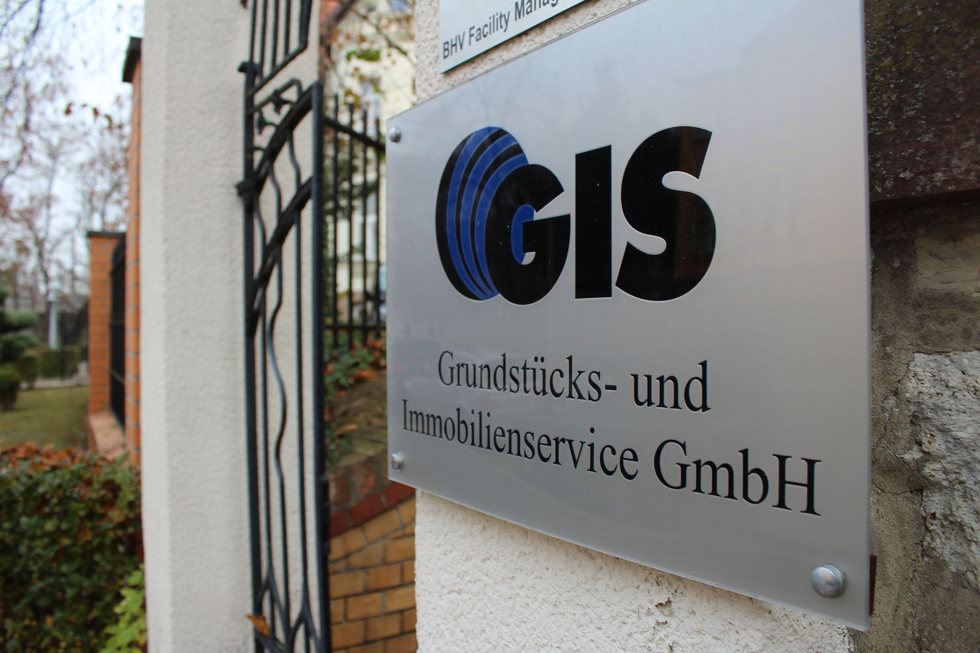 Firmenschild GIS an der Humboldtstraße 15 in Magdeburg